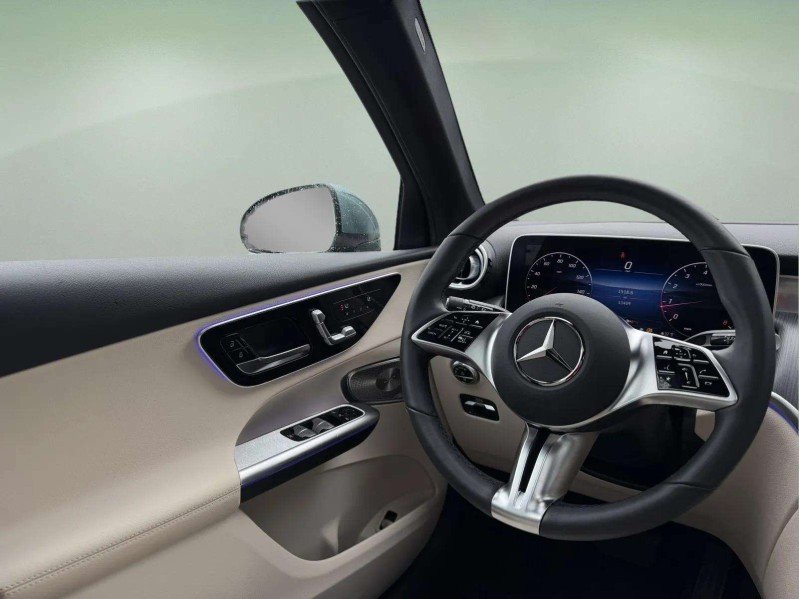 Used 2025 Verde Silver Metallic Mercedes-Benz GLC 300 image 11