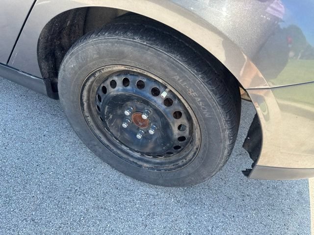 Used 2012 Grey Ford SE image 7