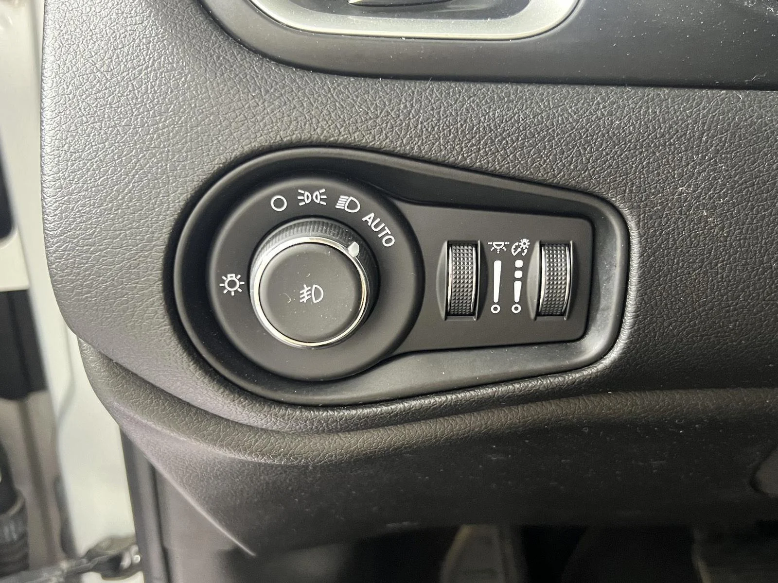 Used 2021 Glacier Metallic Clearcoat Jeep Latitude image 17