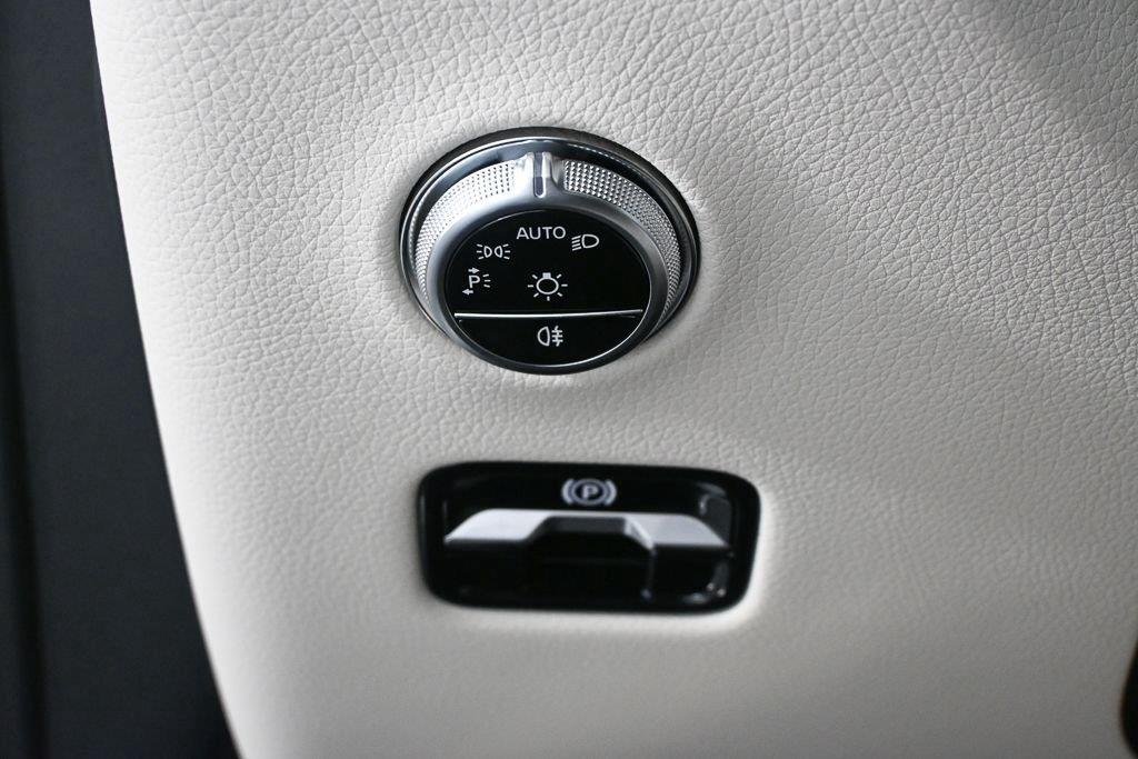 New 2027 MANUFAKTUR Moonlight White Metallic Mercedes-Benz GLC 300 image 9