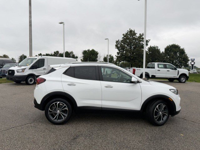 Used 2022 Summit White Buick Select image 9