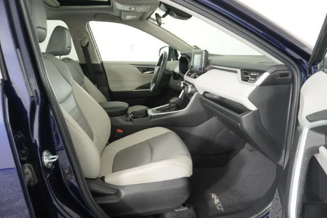 Used 2021 Blue Toyota XLE Premium image 40