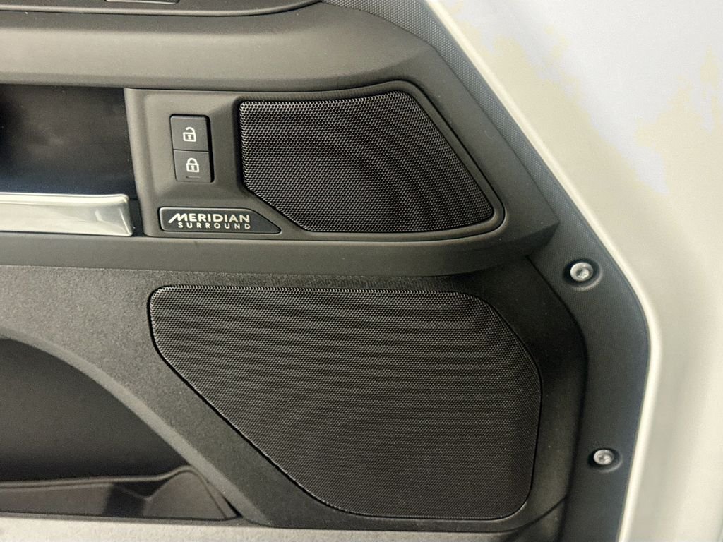 New 2026 Fuji White Land Rover X-Dynamic SE image 18