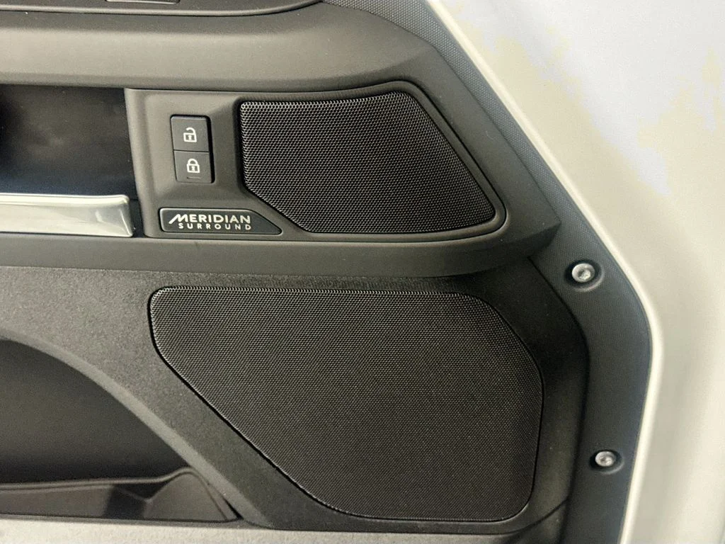 New 2026 Fuji White Land Rover X-Dynamic SE image 18
