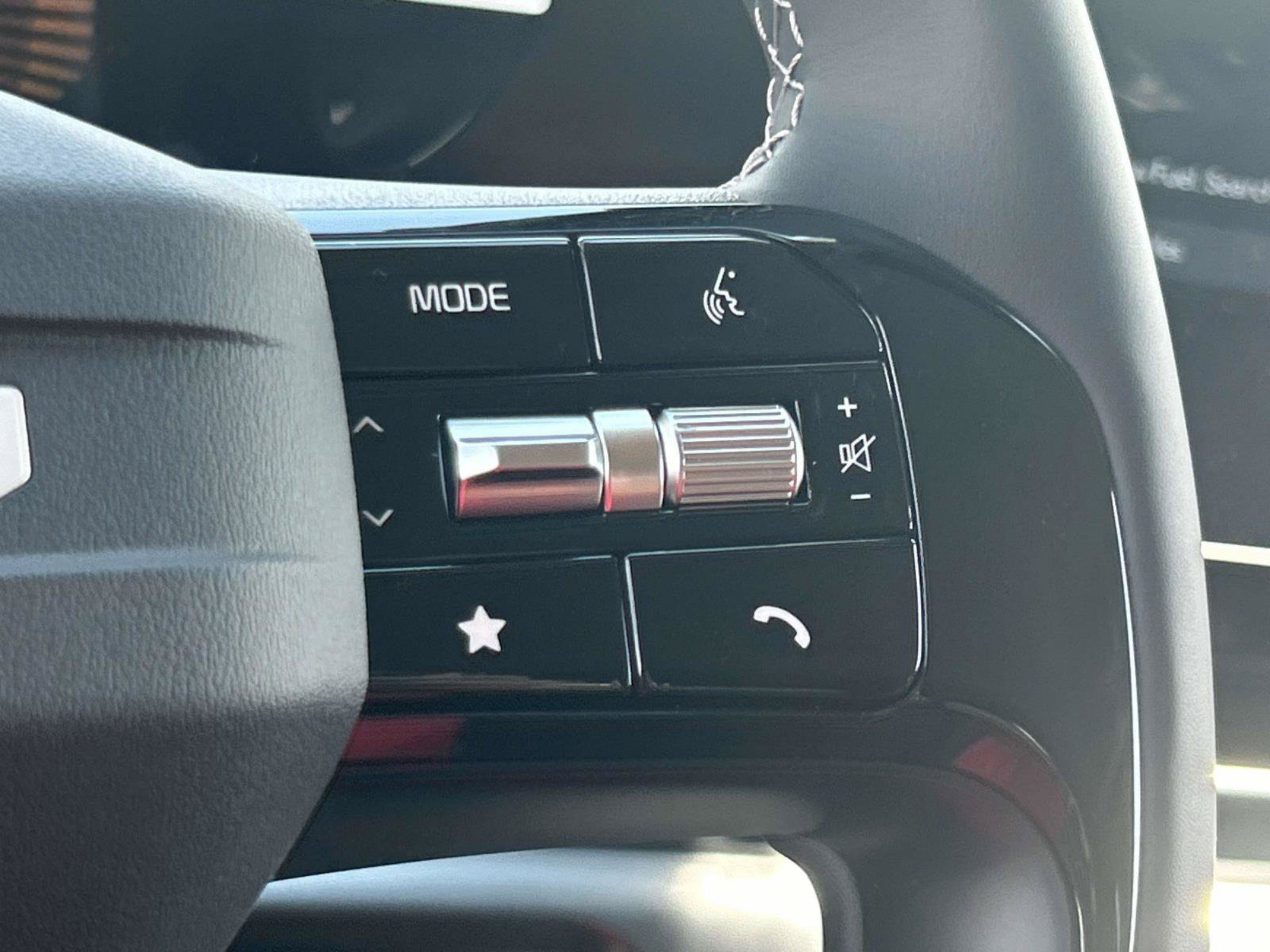 New 2027 Ceramic Silver Kia LX image 22