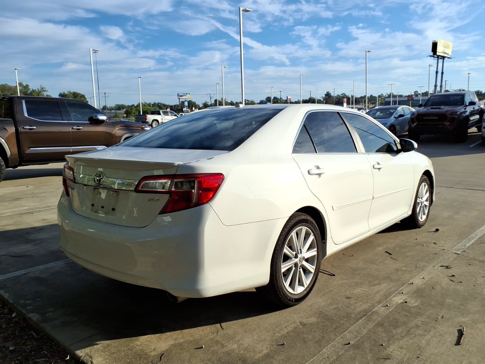 Used 2014 Super White Toyota XLE image 8