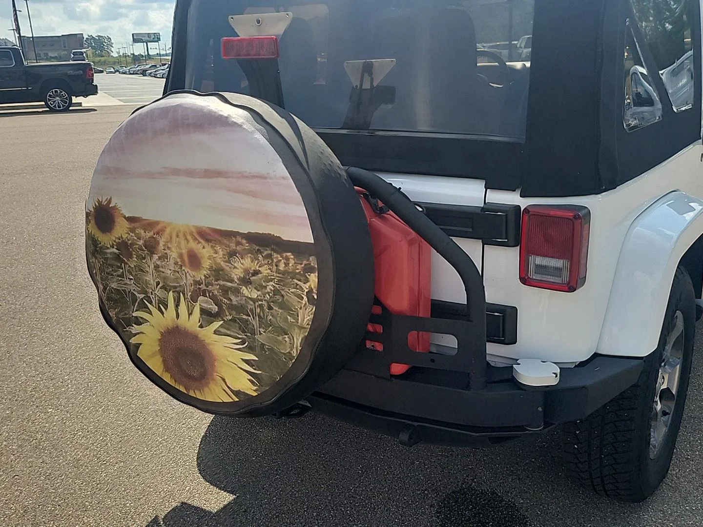 Used 2018 Bright White Clearcoat Jeep Sahara image 16