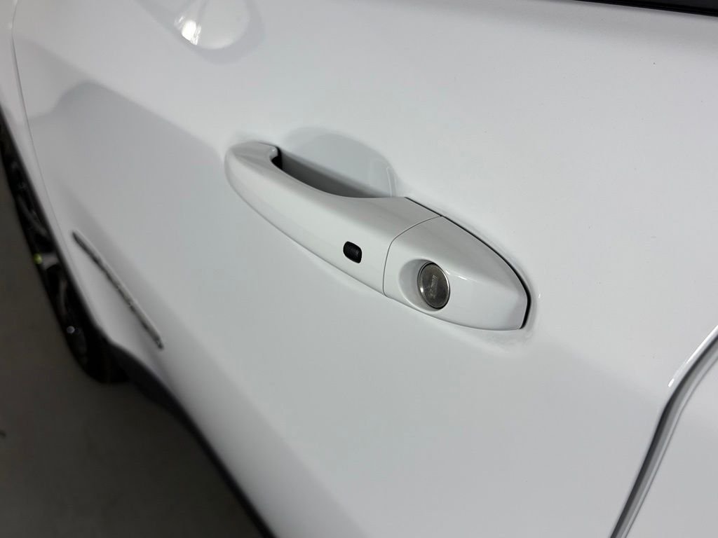 New 2026 Bright White Clear-Coat Exterior Paint Jeep Limited image 11