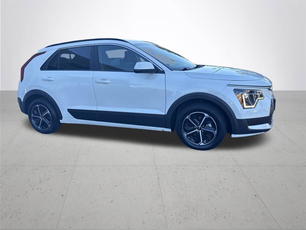 Used 2025 Snow White Pearl Kia LX image 5