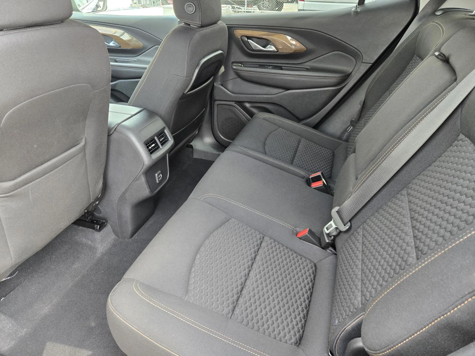 Used 2019 Ebony Twilight Metallic GMC FWD 4dr SLE image 27