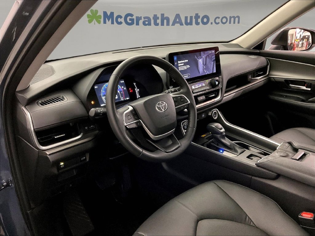 Used 2025 White Toyota XLE image 18