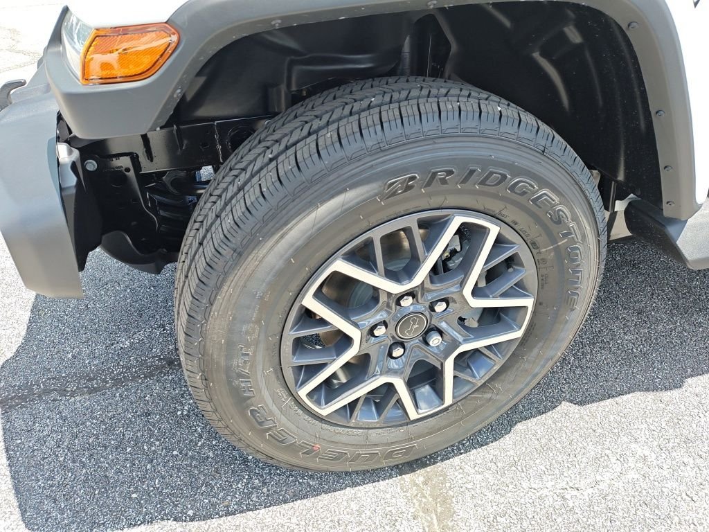 New 2026 Bright White Clear-Coat Exterior Paint Jeep Sahara image 9