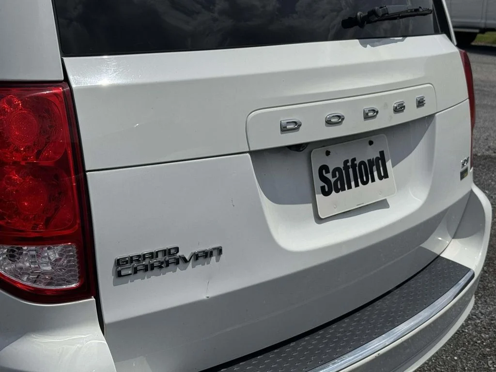 Used 2017 White Dodge SXT image 10