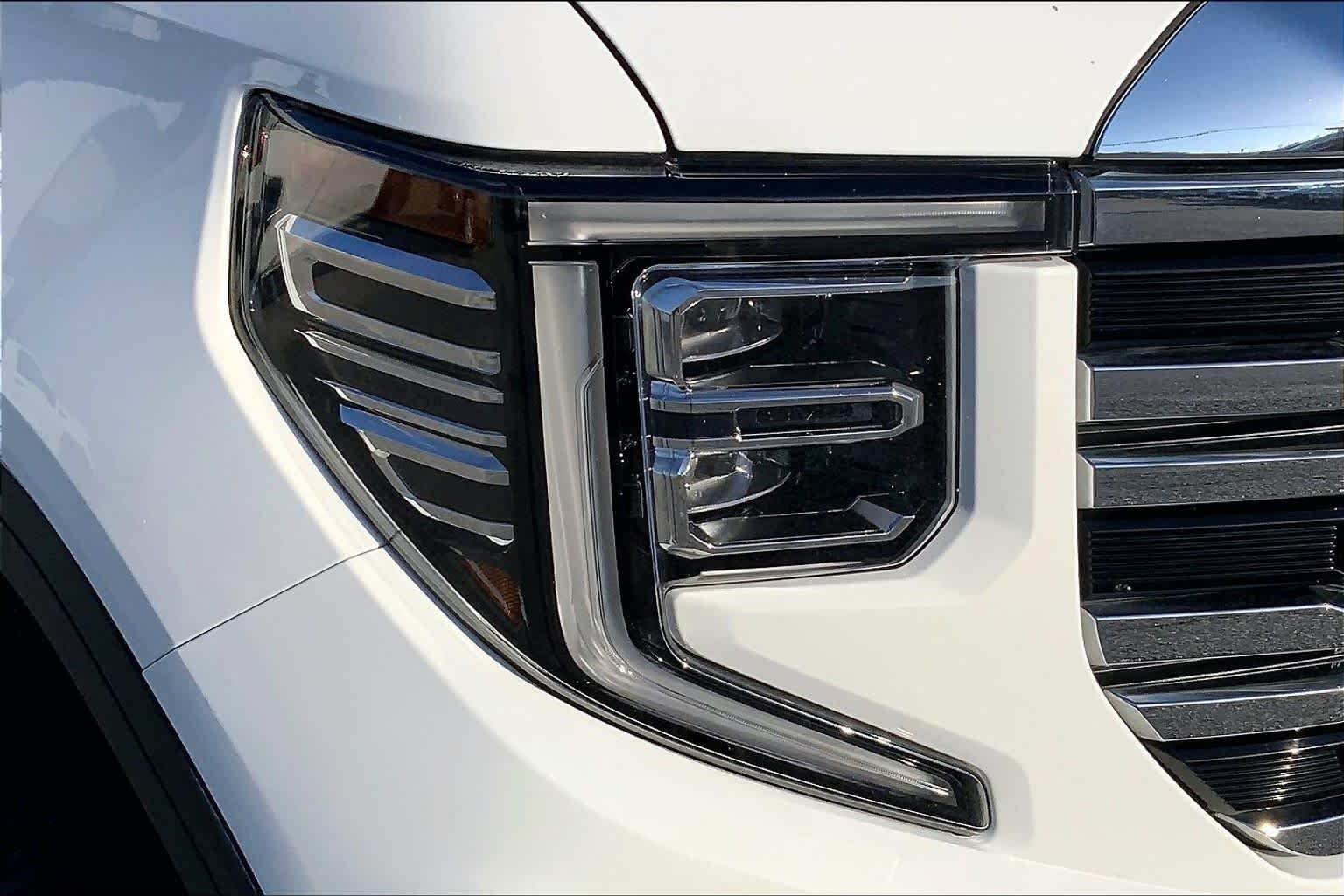 Used 2025 Summit White GMC SLT image 26