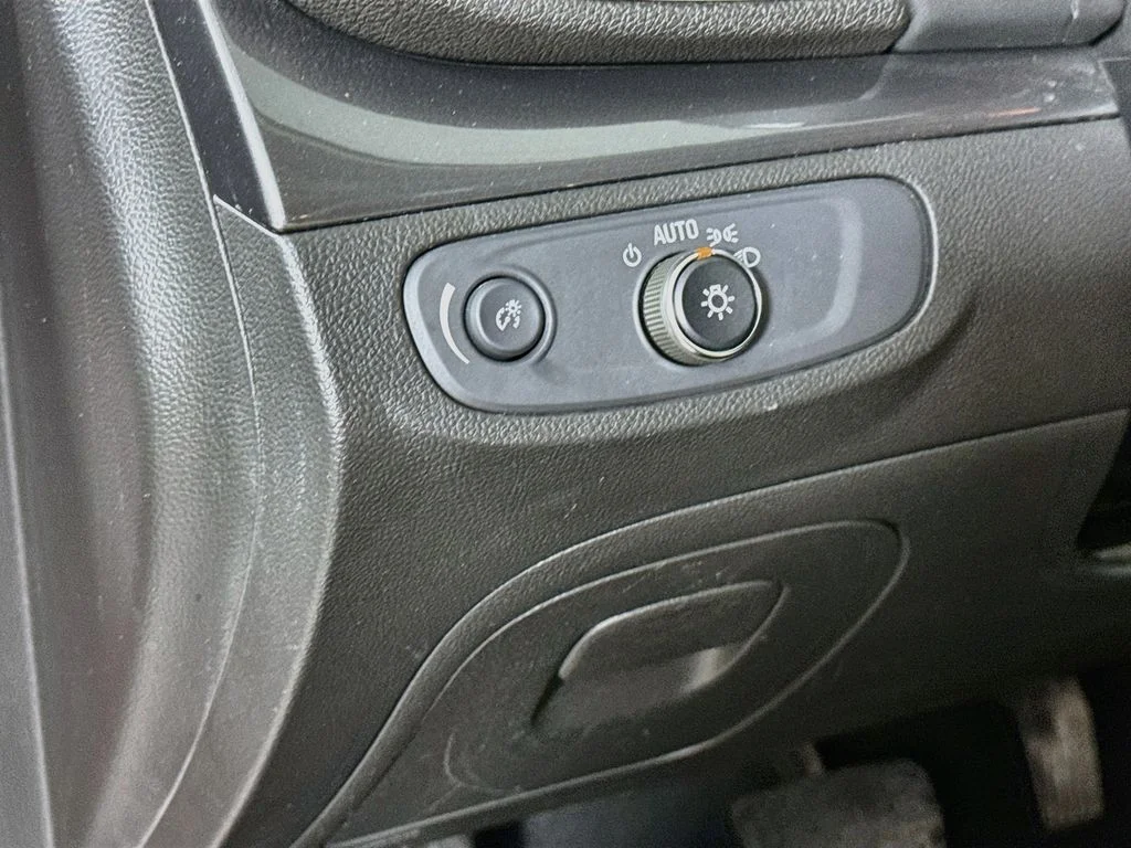 Used 2019 Red Buick Preferred image 10