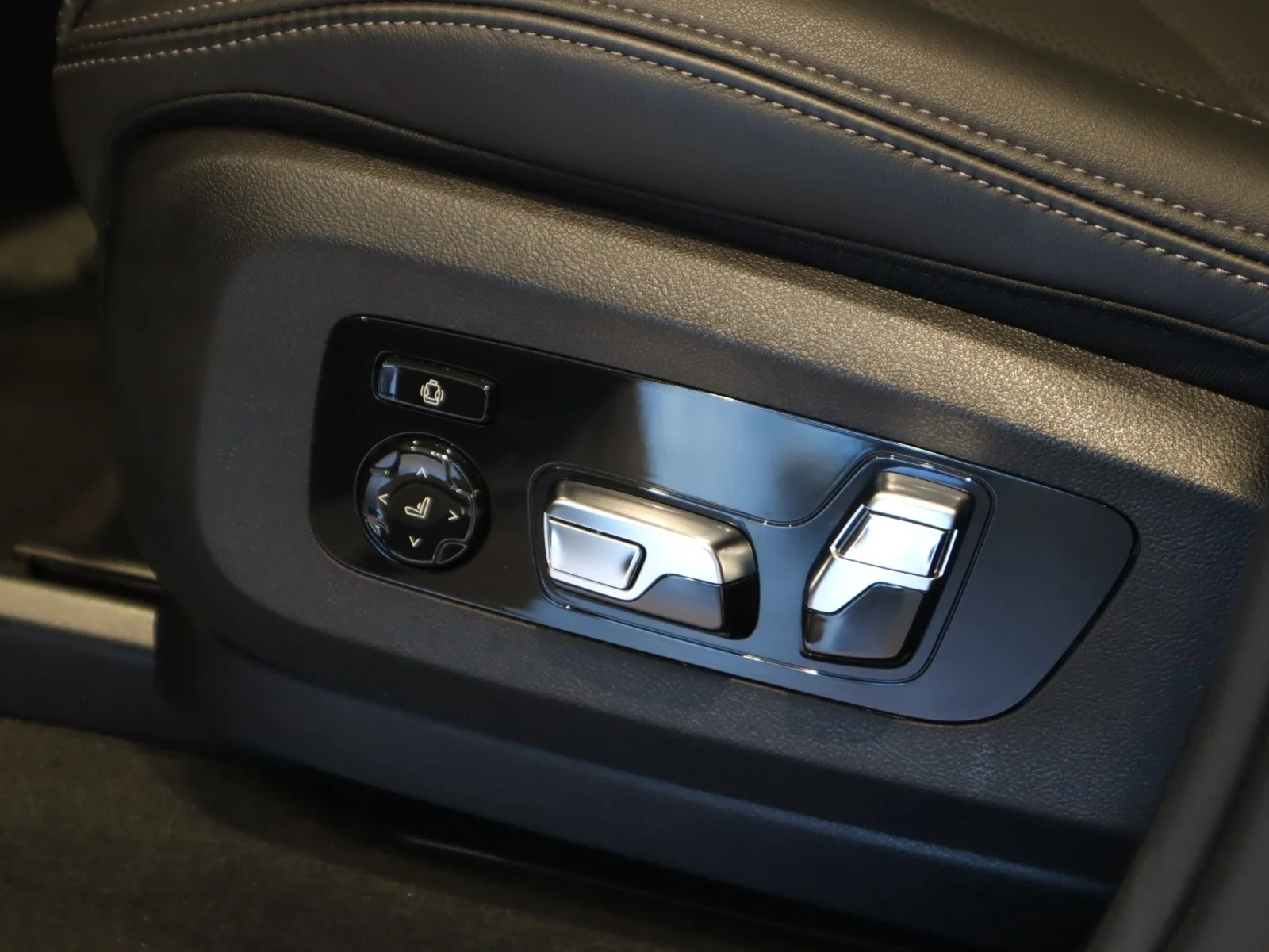 Used 2026 White BMW M60i Sports Activity Vehicle image 20