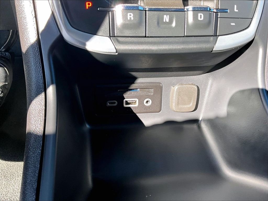Used 2024 White GMC SLT image 28