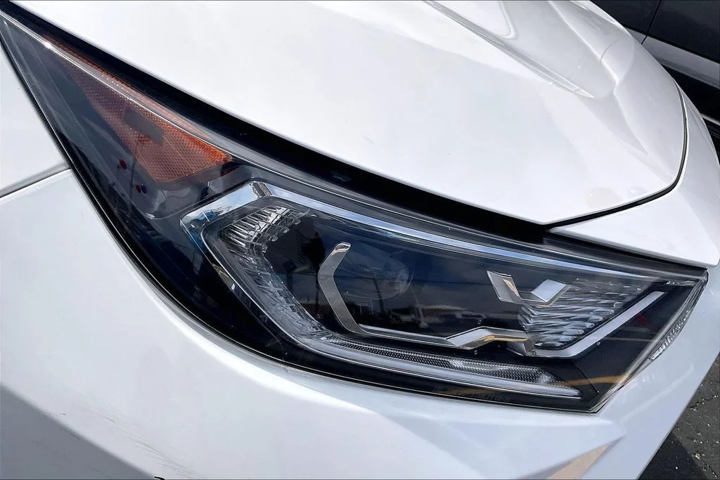 Used 2021 White Toyota XLE image 27