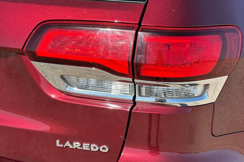Used 2021 Velvet Red Pearlcoat Jeep Laredo E image 29