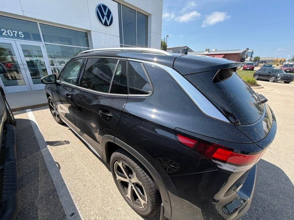 Used 2025 Black Volkswagen 2.0T SE image 2