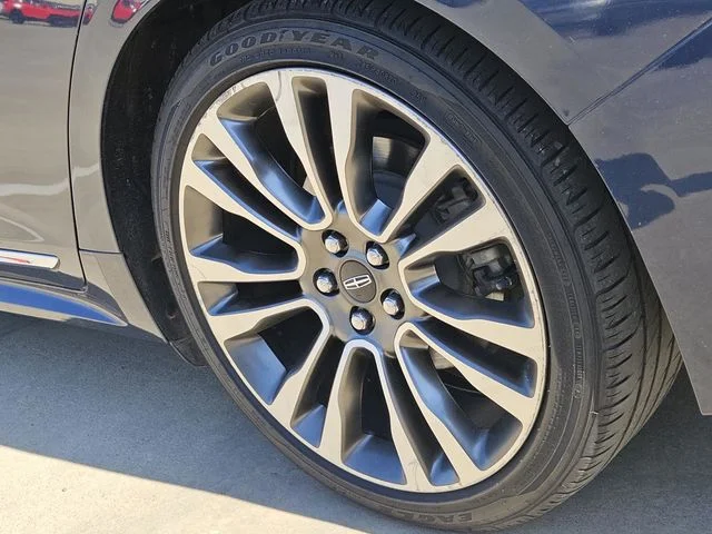 Used 2017 Sapphire Blue Metallic Lincoln Select image 10