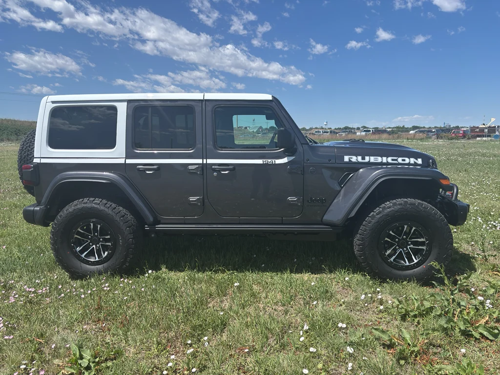 New 2026 Granite Crystal Metallic Clear-Coat Exterior Paint Jeep Rubicon X image 4