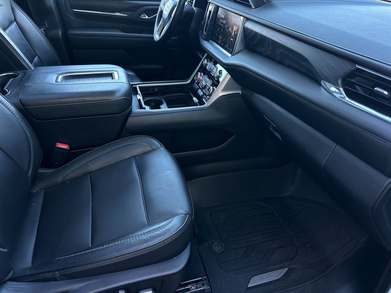 Used 2022 White Frost Tricoat GMC Denali image 15