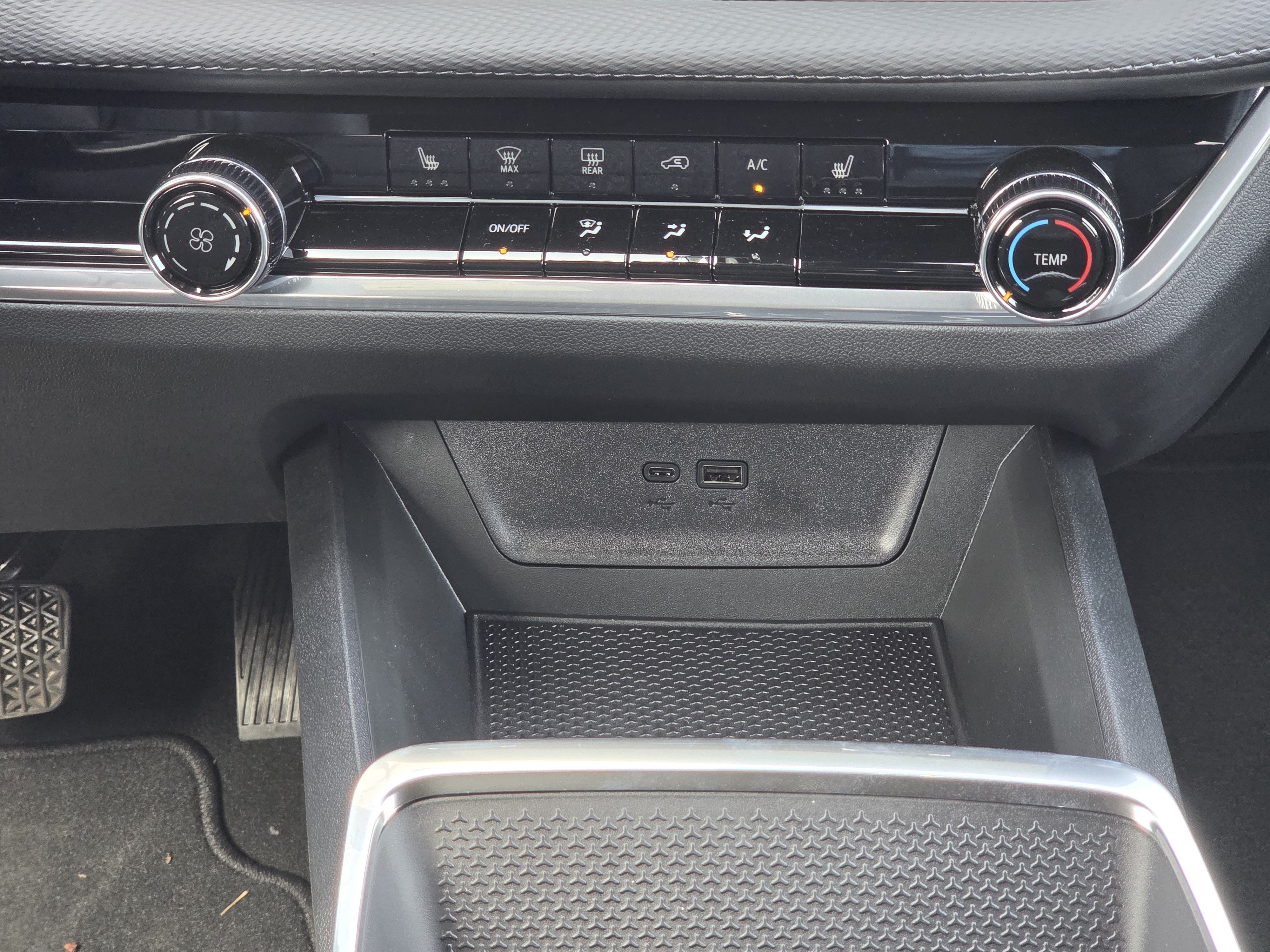 2027 Chevrolet Equinox LT - Photo 11