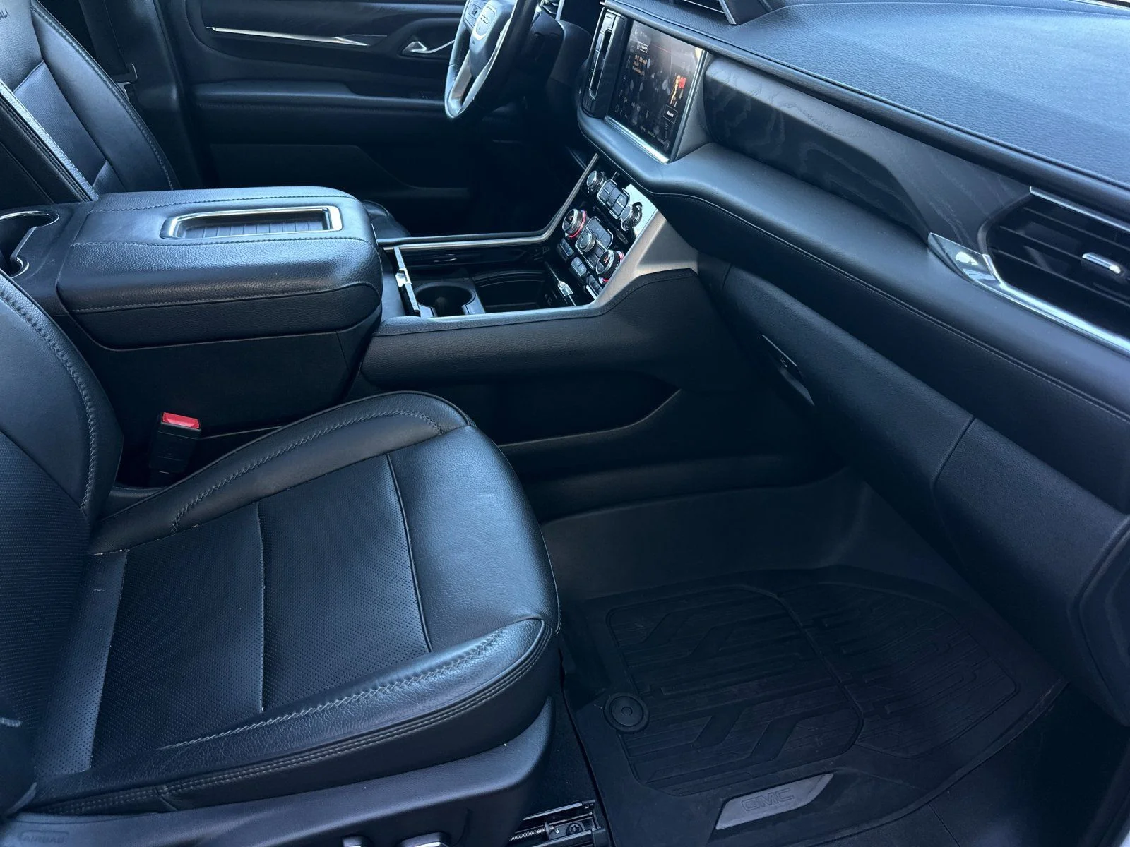 Used 2022 White Frost Tricoat GMC Denali image 15
