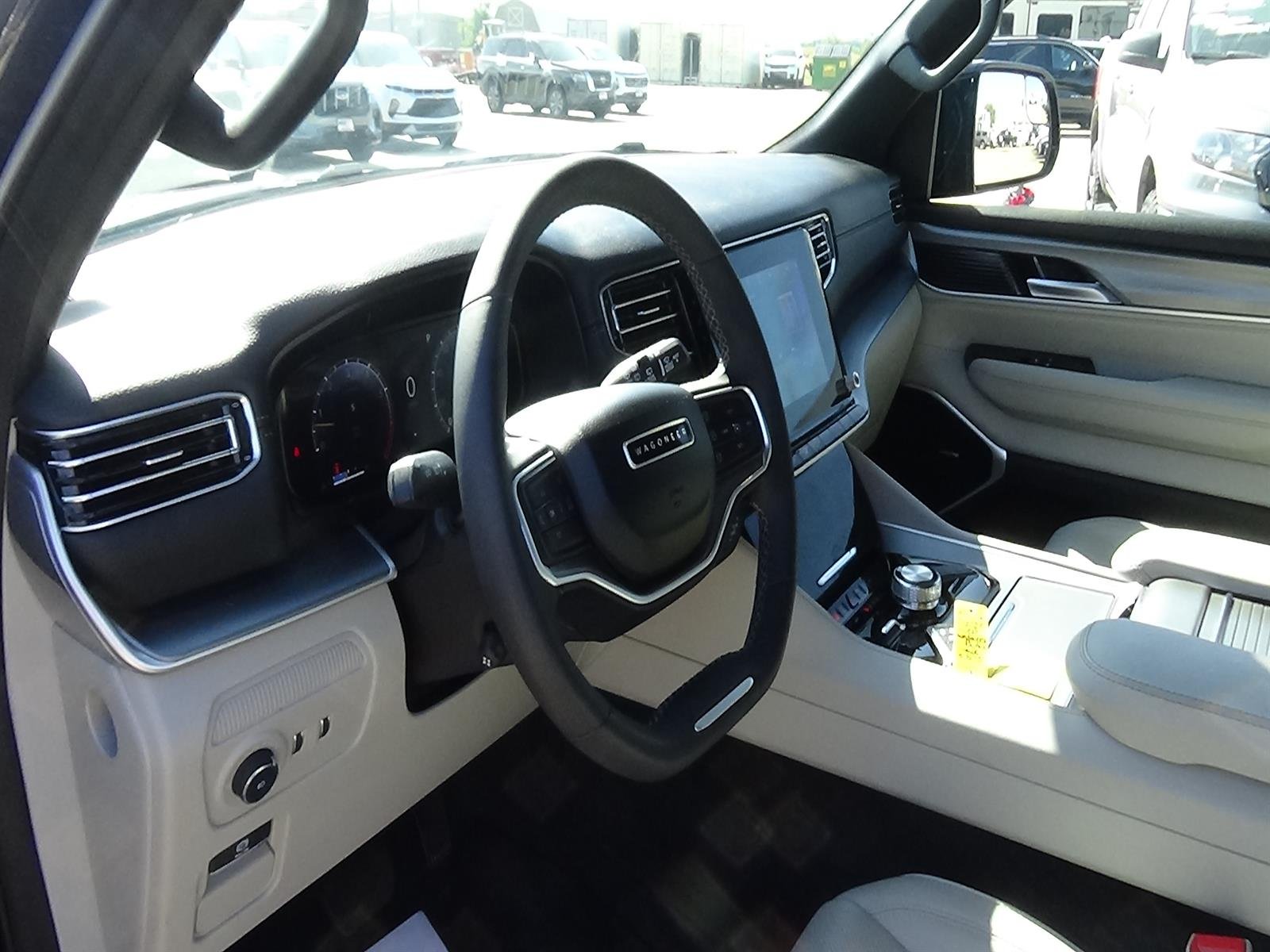 Used 2025 Diamond Black Crystal Pearl Coat (pxj) Jeep Base image 18