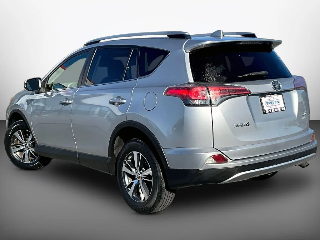 Used 2018 Silver Toyota XLE image 4