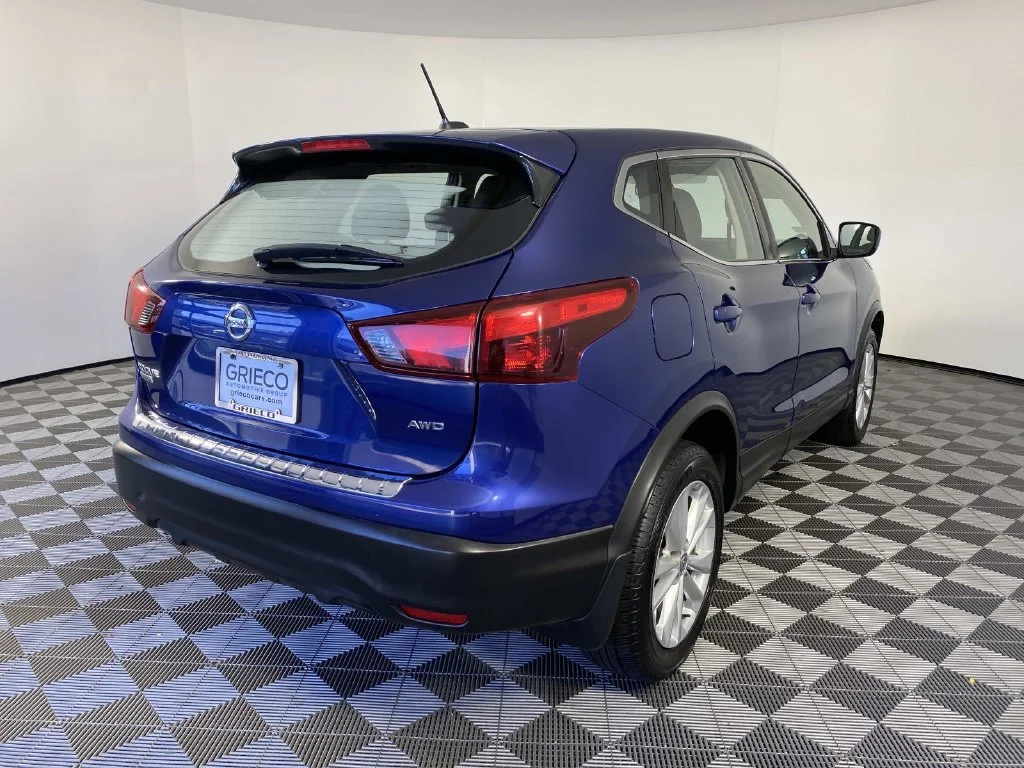 Used 2018 Caspian Blue Nissan S image 9