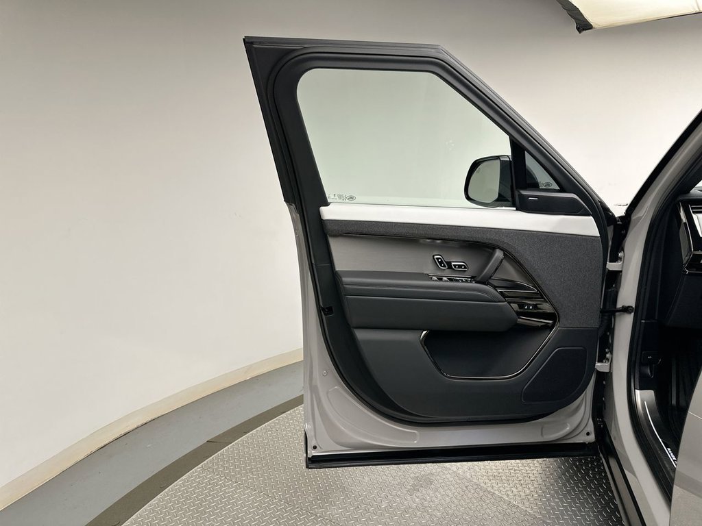 Used 2025  Land Rover Dynamic SE image 21