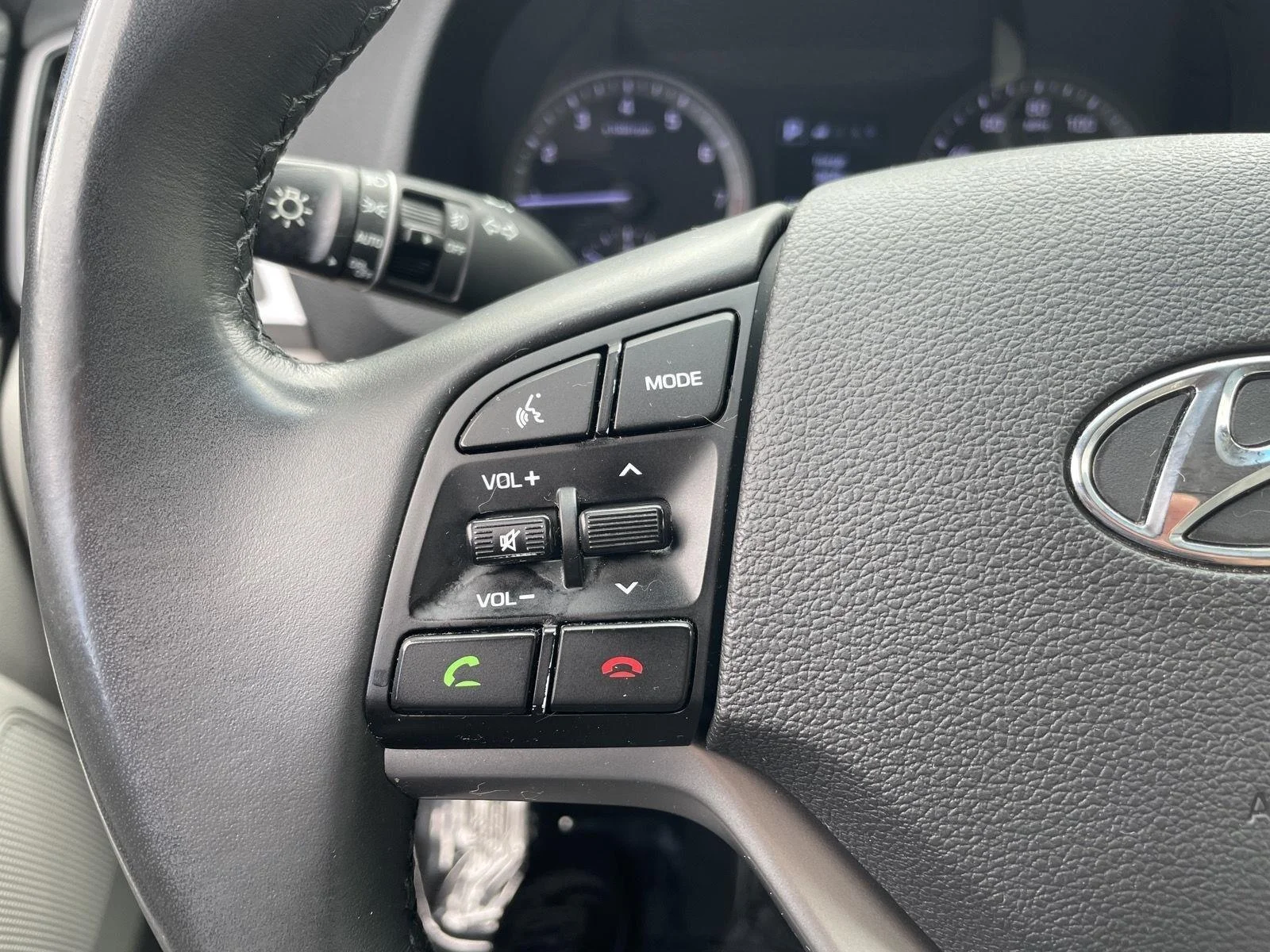 Used 2018 Dazzling White Hyundai Value image 8