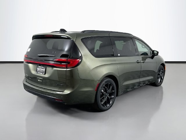 New 2027 Olive Green Pearl-Coat Paint Chrysler Limited image 7