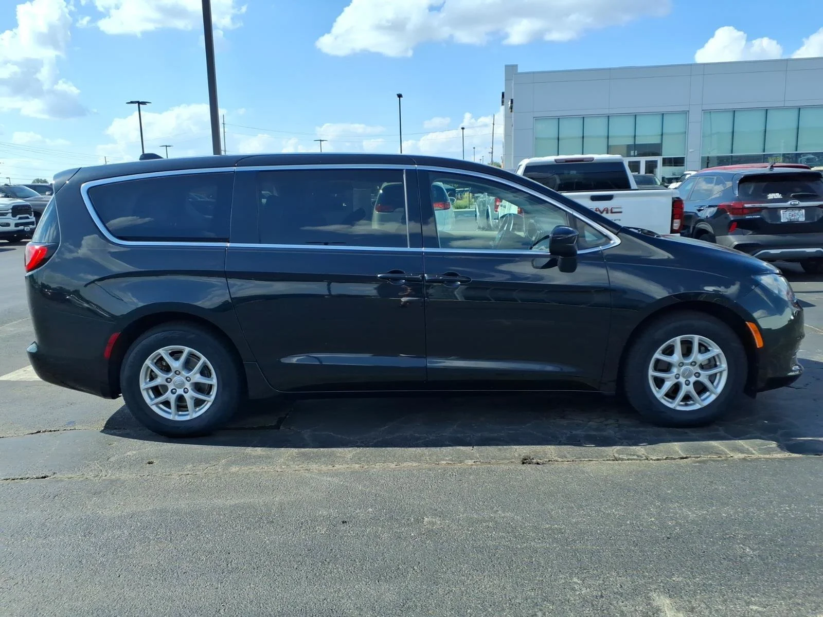 Used 2017 Brilliant Black Crystal Pearlcoat Chrysler Touring image 28