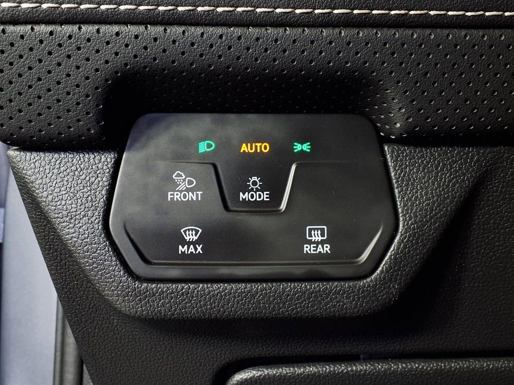 Used 2024  Volkswagen 2.0T SE w/Technology image 24