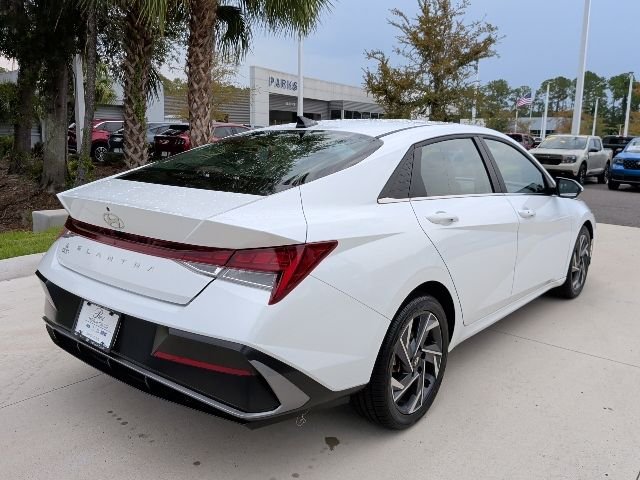 Used 2025 White Hyundai SEL Convenience image 6
