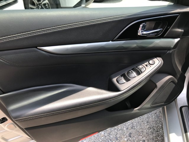 Used 2020 Brilliant Silver Metallic Nissan SL image 12