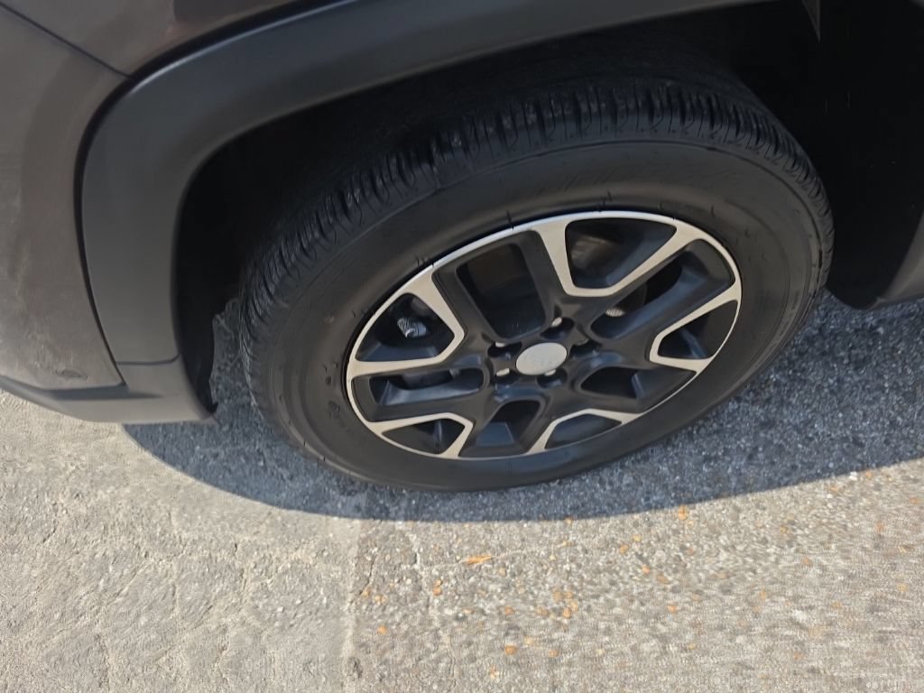 Used 2022 Gray Jeep Latitude FWD image 6