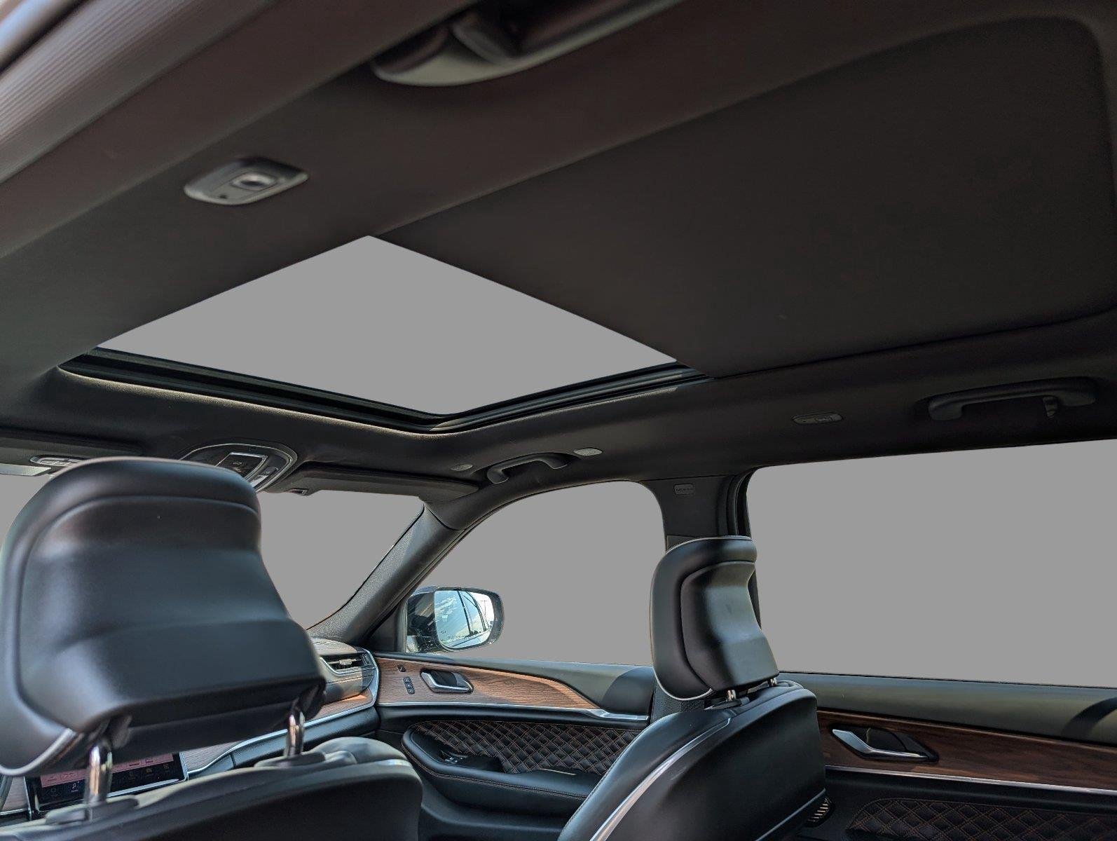 Used 2025 Diamond Black Crystal Pearlcoat Jeep Summit image 32