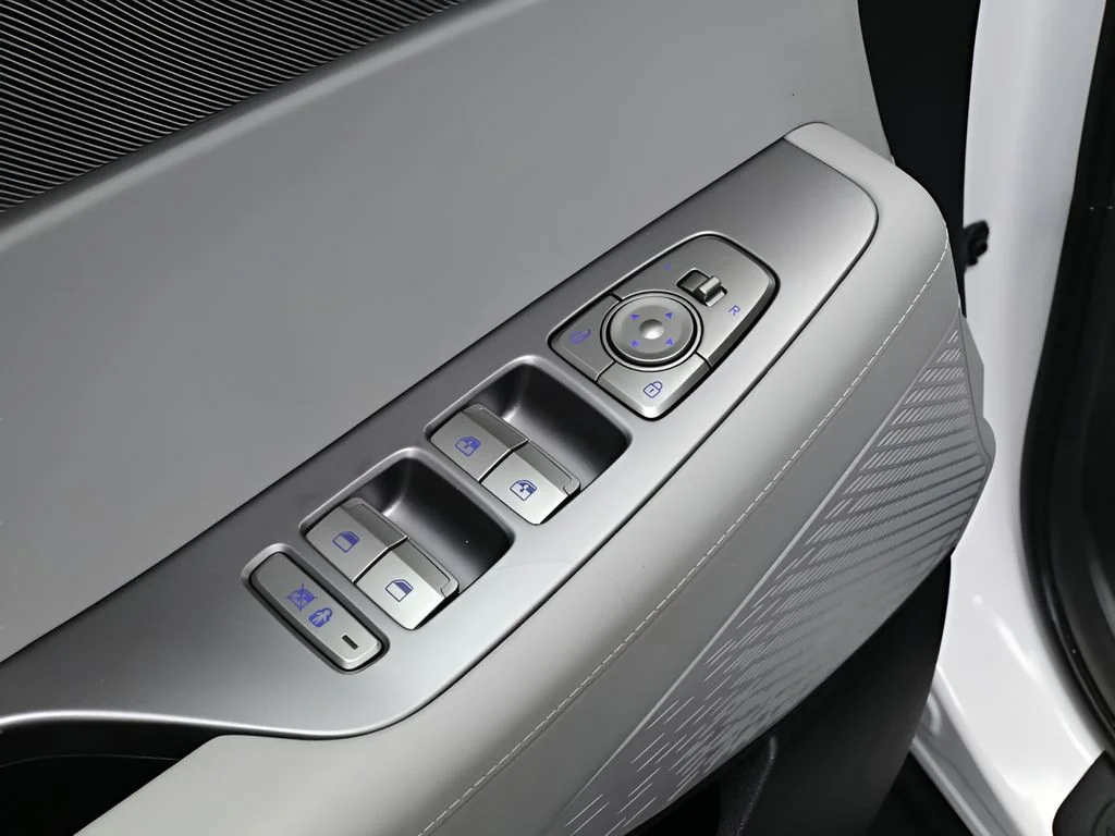 Used 2024 Hyper White Hyundai SEL image 18