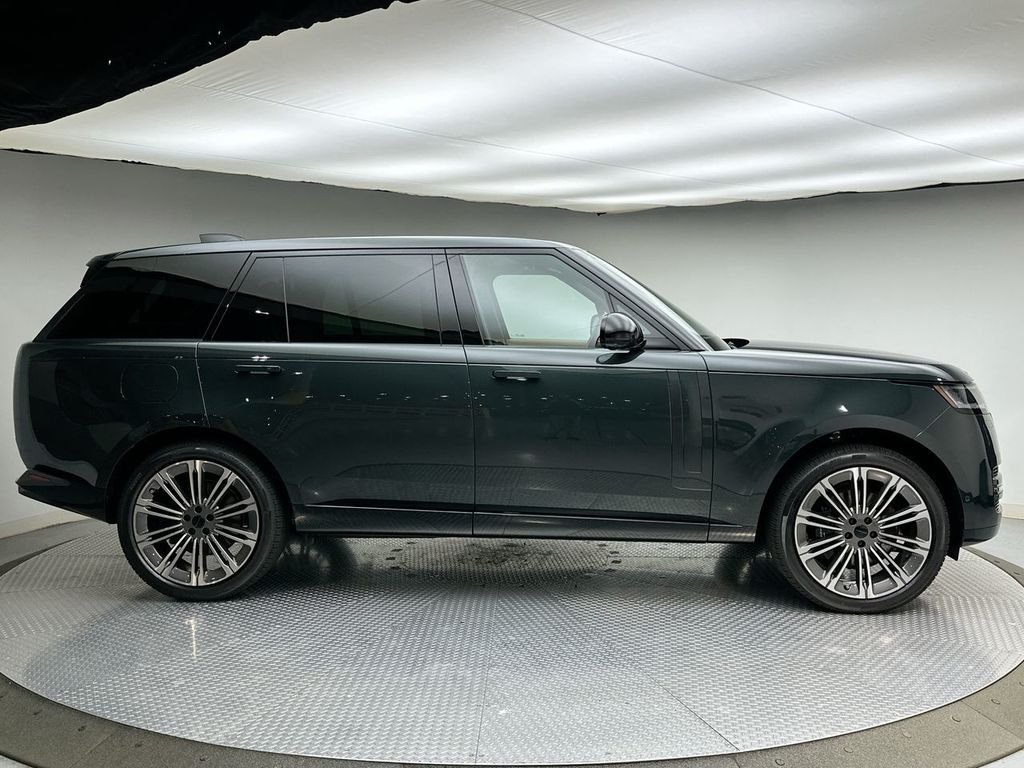 New 2026 Belgravia Green Land Rover SE image 4