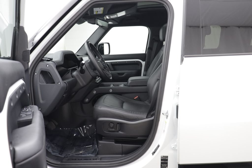 Certified Used 2025 White Land Rover X-Dynamic SE image 5