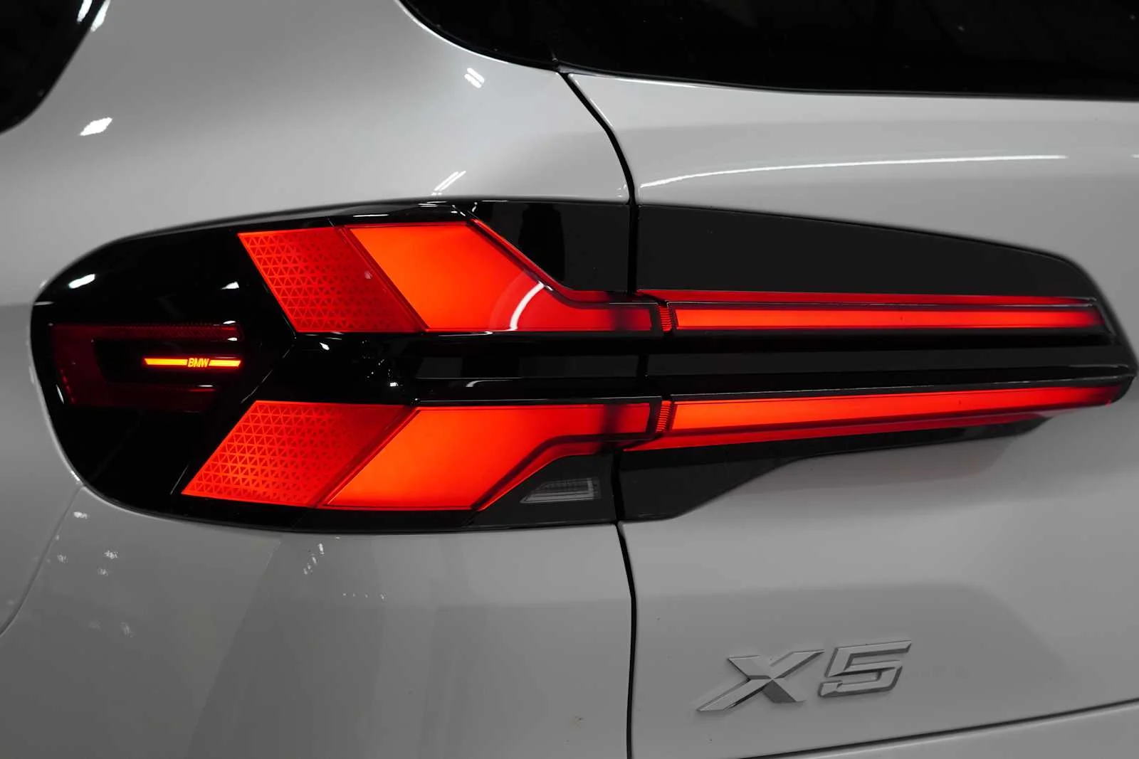 New 2026 Mineral White Metallic BMW xDrive40i image 8