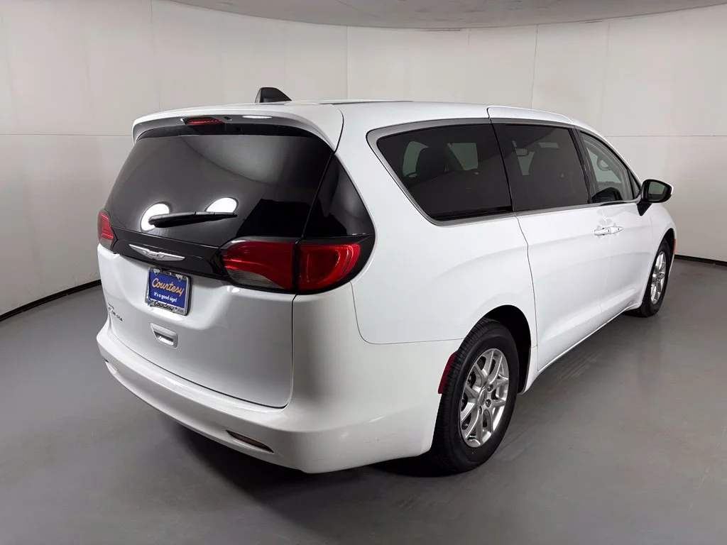 Used 2023 White Chrysler LX image 8