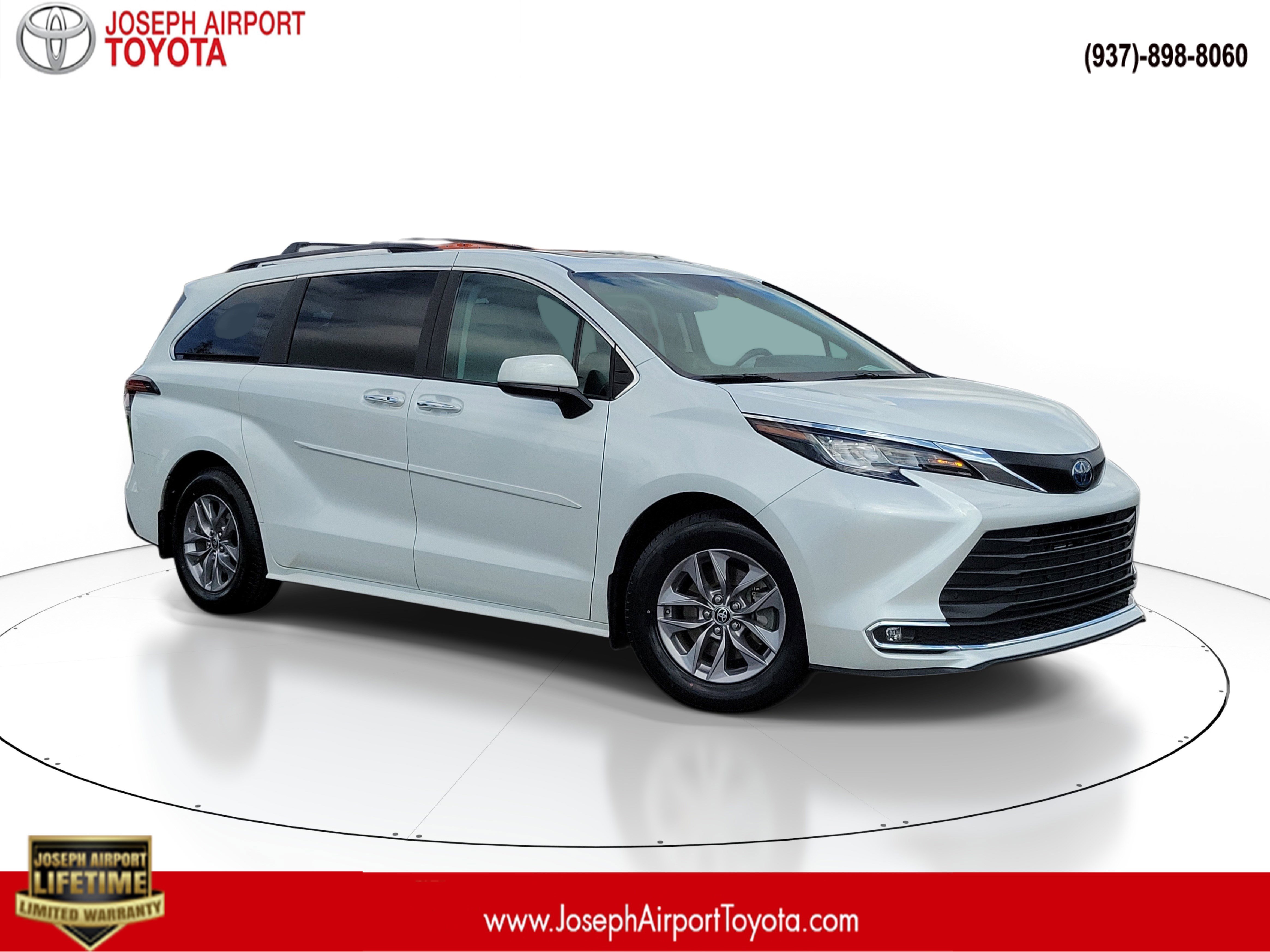 White 2022 Toyota Sienna XLE 7-Passenger FWD Minivan Front-Wheel Drive