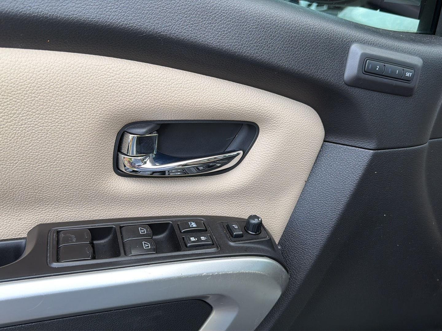 Used 2018 Pearl White Nissan SL image 32