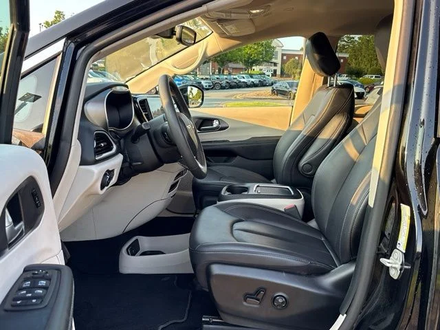 Used 2024 Black Chrysler Touring L image 13