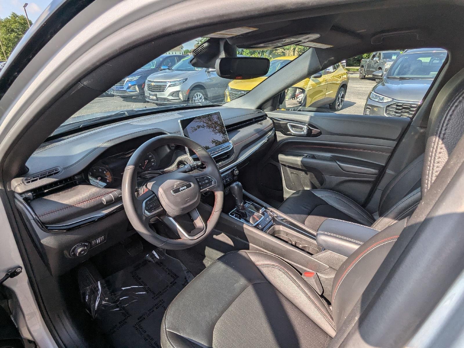 Used 2025 Silver Zynith Metallic Clearcoat Jeep Trailhawk image 13